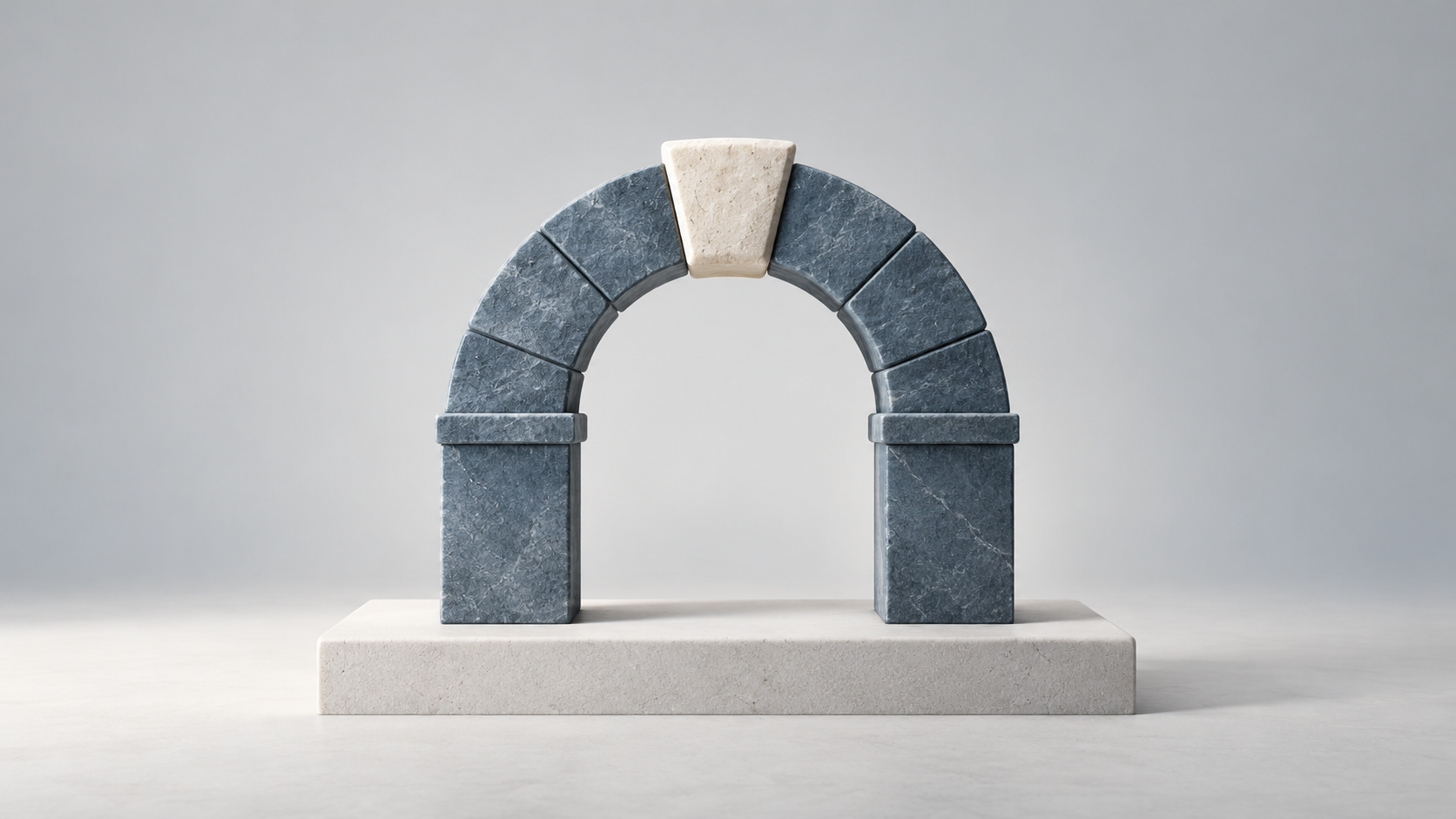 Arco conceptual de piedra con una dovela central de marfil sobre una base sencilla.